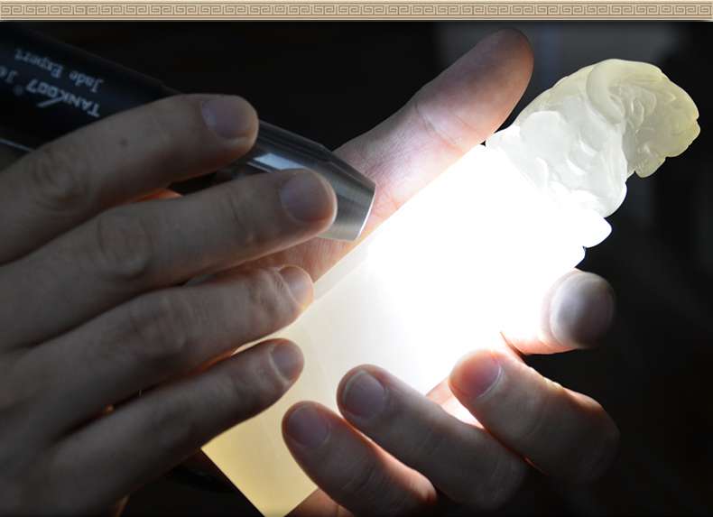 照玉強(qiáng)光手電筒不只可以鑒定琥珀，還可以鑒別各種的玉石、原石