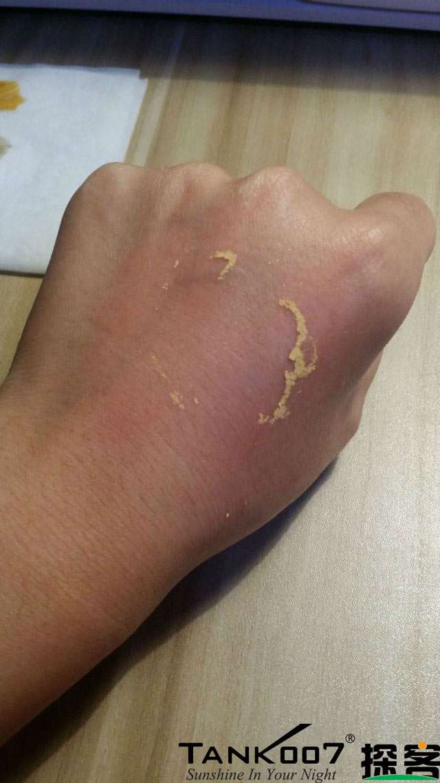 客戶買了紫光手電驗(yàn)熒光劑，先拿面膜大姨媽巾開刀 