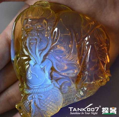 網(wǎng)上用紫光手電鑒定琥珀的帖子這么多，哪個是真假？