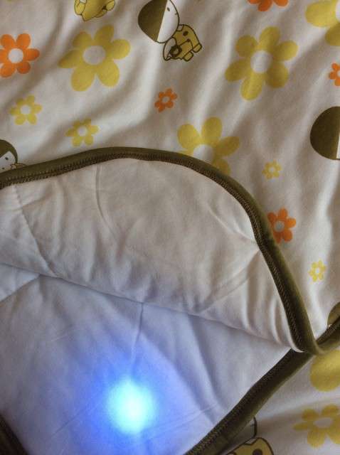  寶媽買(mǎi)了紫光手電，衣服上好多熒光劑，看的心慌害怕