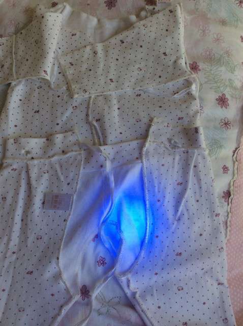  寶媽買(mǎi)了紫光手電，衣服上好多熒光劑，看的心慌害怕
