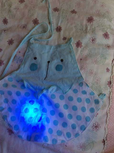  寶媽買(mǎi)了紫光手電，衣服上好多熒光劑，看的心慌害怕