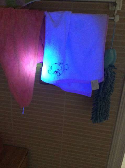  寶媽買(mǎi)了紫光手電，衣服上好多熒光劑，看的心慌害怕